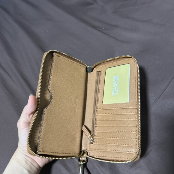 Michael kors wristlet - Picture 5 of 5